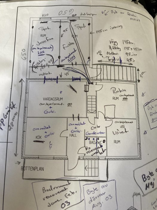 Handritad planritning av ett hus där olika rum och mått är markerade och antecknade, med fokus på en ombyggnadsdel.