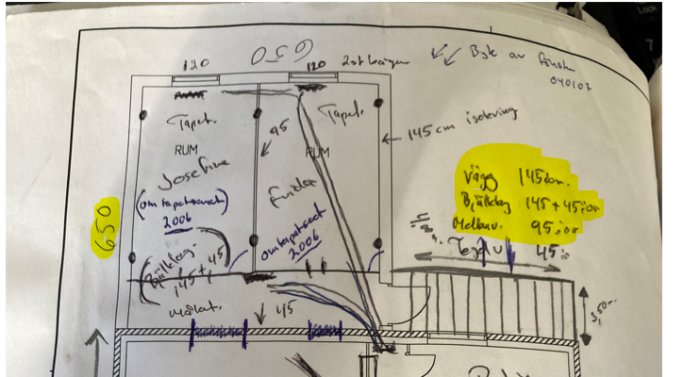 Handritad skiss av en planlösning med måttangivelser och anteckningar, markerat för potentiella ändringar i väggstruktur.