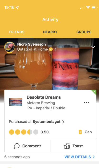 Ölglas med orangefärgad dryck bredvid en burk med färgglad etikett, betygsatt 3,5/5.