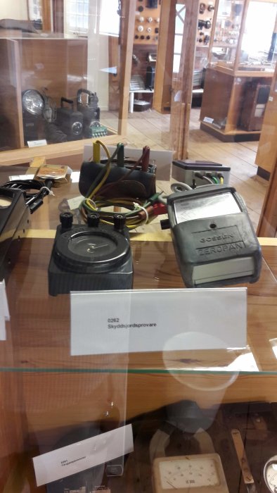 Utställning med gammal elektrisk utrustning och mätinstrument på tekniskt museum.