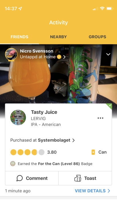 Ölglas med disig, orange dryck och en burk med färgrik design som visar ett hippieinspirerat motiv.