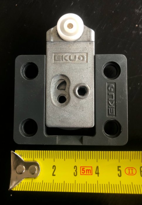 EKU-bärskena med måttband visande bredden på 20mm, för skjutdörrars montering.