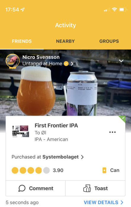 Skärmavbild av en ölrecension för First Frontier IPA från en mobilapplikation med ölglas och burk i bakgrunden.
