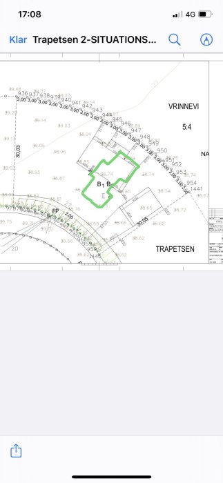 Situationsplan med markerat hus och omgivande tomter och vägar, skala och nordpil inkluderat.