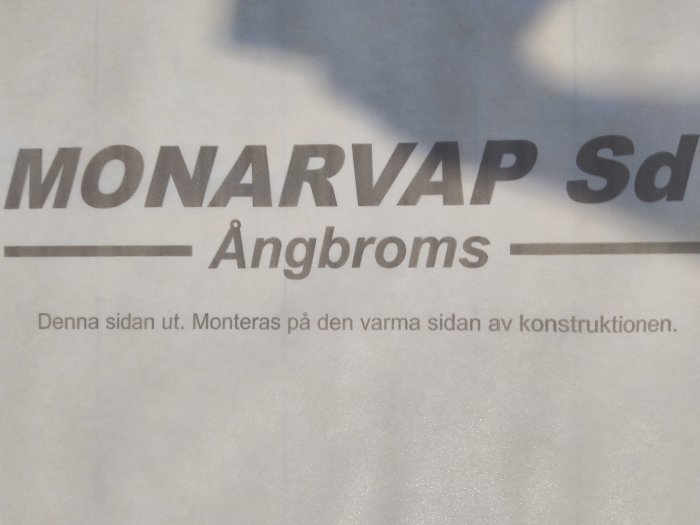Instruktion för montering av MONARVAP ångbroms, text "Denna sidan ut" syns.