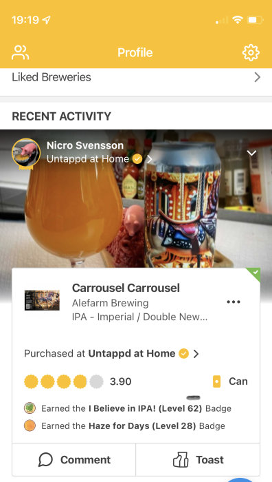 Ölglas fyllt med dimmig IPA och en färgglad ölburk med karusellmotiv från Alefarm Brewing.
