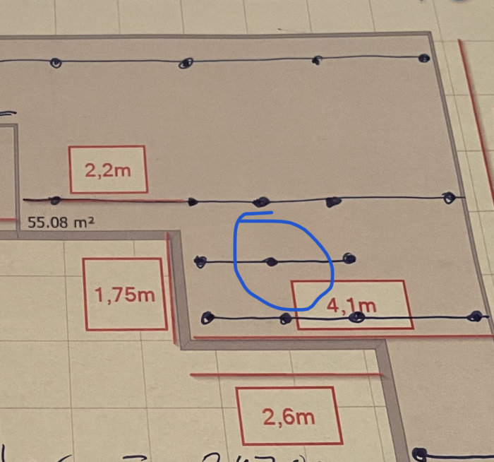 Ritning över en altankonstruktion med dimensioner och markering för planerat spabad.