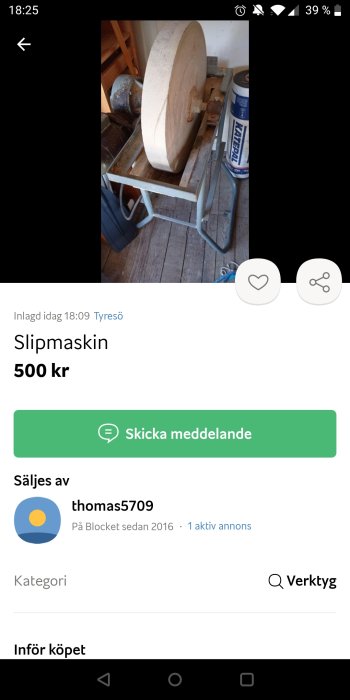 Stor, rund slipmaskin på ett bord bredvid en sprayflaska, till salu för 500 kr.