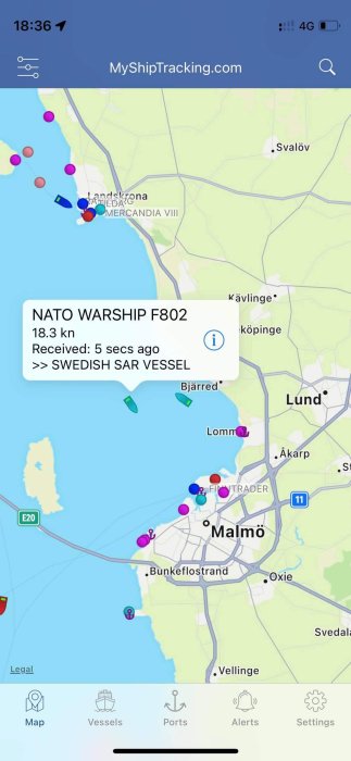 Skärmbild av en skeppsspårningstjänst som visar positionen för NATO krigsfartyg F802 och andra fartyg nära Malmö.