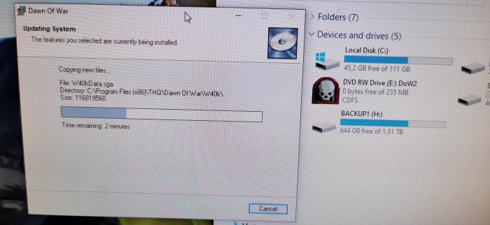 Datorinstallation av 'Dawn Of War' med en filkopieringsdialog och hårddisköversikt på skärmen.