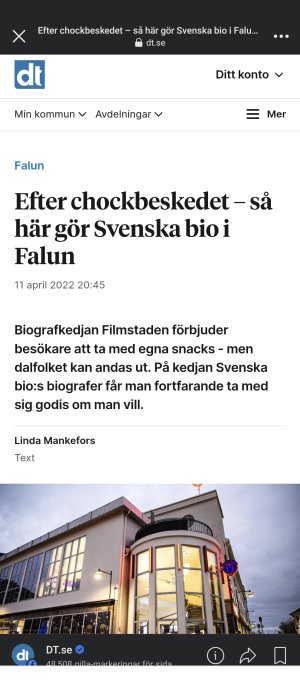 Bild av Svenska bio biografens exteriör i skymningen med belysning och logotyp.
