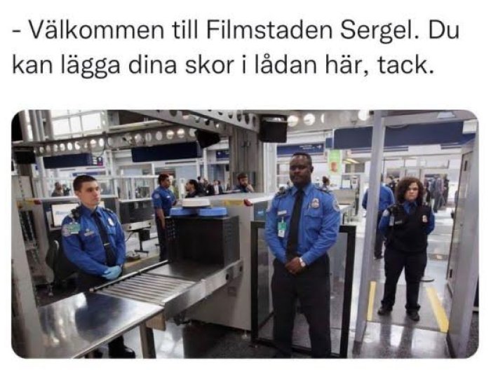 Säkerhetskontroll med personal och röntgenmaskin, text som skämtsamt liknar biografvälkomst.