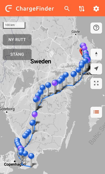 Skärmavbild av ChargeFinder-appen med karta över Sverige och markerade laddstationer längs en rutt.