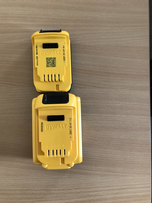 Dewalt batteri på bord: ett nytt och ett äldre batteri med tydlig storleksskillnad.