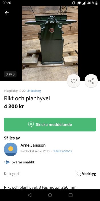 Grön rikt- och planhyvelmaskin på en träpall inne i en verkstad.