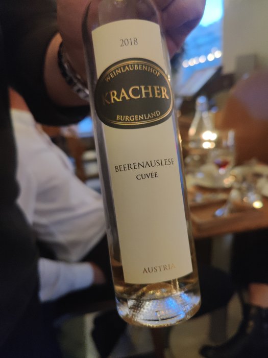 Närbild av en flaska österrikiskt dessertvin Kracher Beerenauslese Cuvée från 2018.