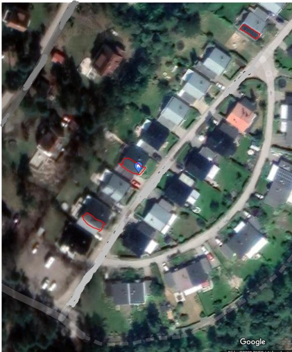 Satellitbild över ett bostadsområde med tre markerade hustak försedda med solpaneler.