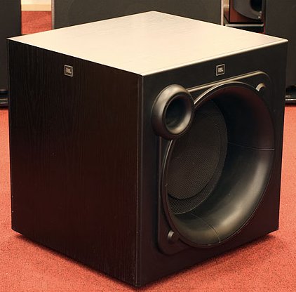 JBL ht ps300 subwoofer på röd matta, framtagen för att leverera djup bas.