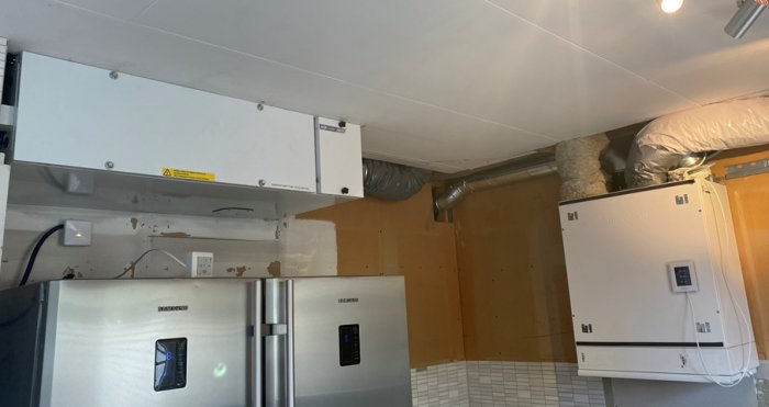 Nya värmeväxlaren och luftvärmeaggregatet installerade i teknikrum.