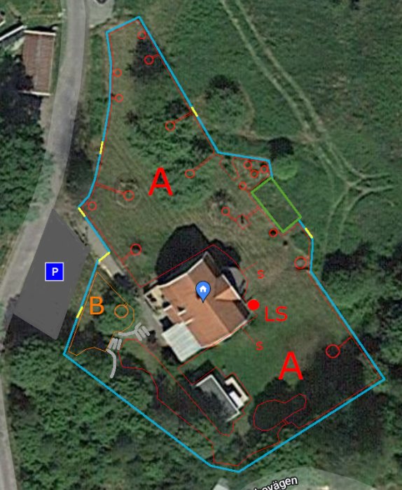 Luftbild av en tomt med markerade gräsytor A och B, stentrappa, mur, och planerad position för en robotgräsklippares laddstation LS.
