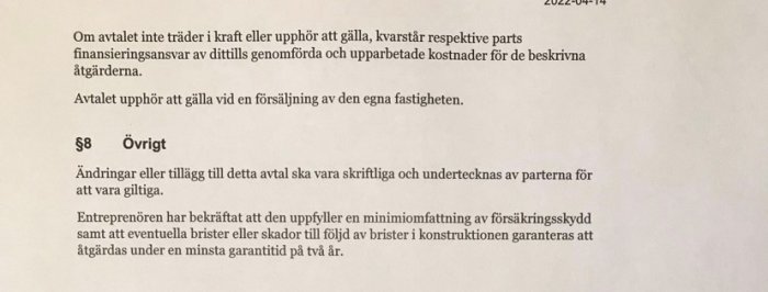 Bild på ett formellt avtal om finansieringsansvar och garantier för byggåtgärder relaterade till en gemensam tomtgräns.