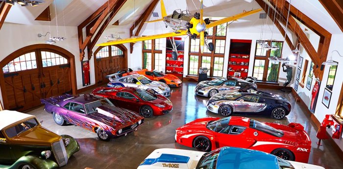 Lyxigt garage med träbjälkar och många exklusiva sportbilar i olika färger.