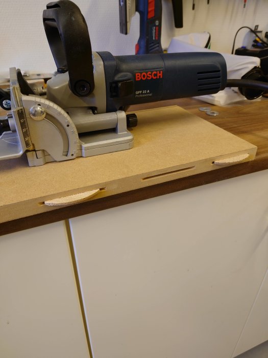 Bosch kexfräs på 19mm MDF-skiva med insatta stora och små kex.