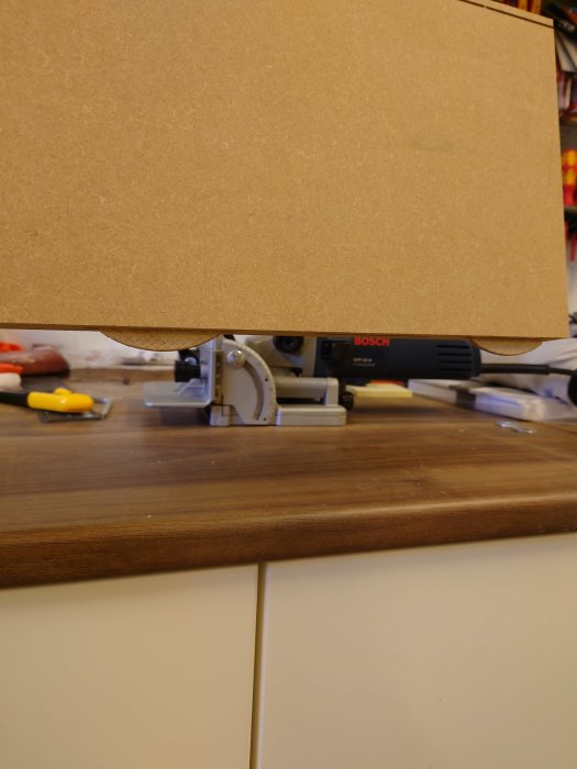 En 19mm MDF-skiva över en bänk med en Bosch kexfräs och kex för att sammanfoga trädelar.