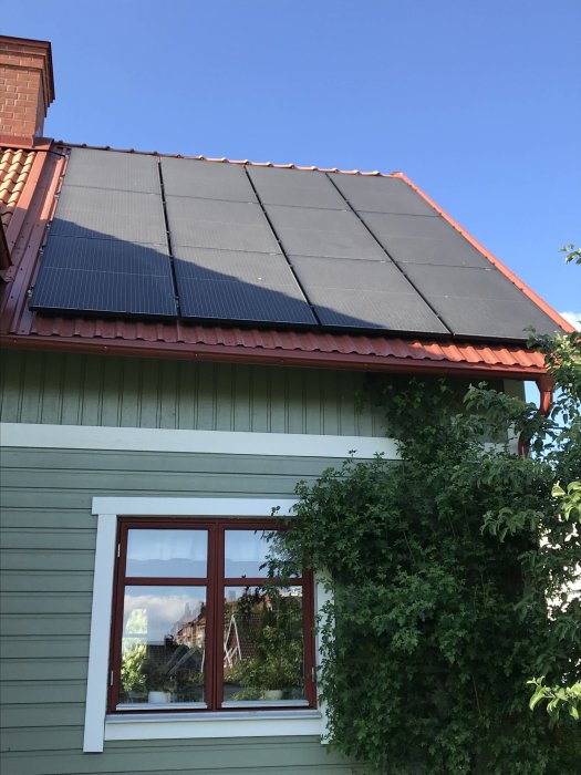 Solpaneler installerade på taket till ett hus, riktade åt söder och väster.