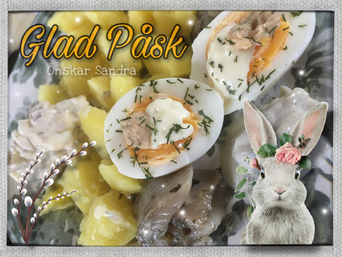 Påskbord med sill, potatis, ägghalvor dekorerat med "Glad Påsk" och en hare med blomkrans.