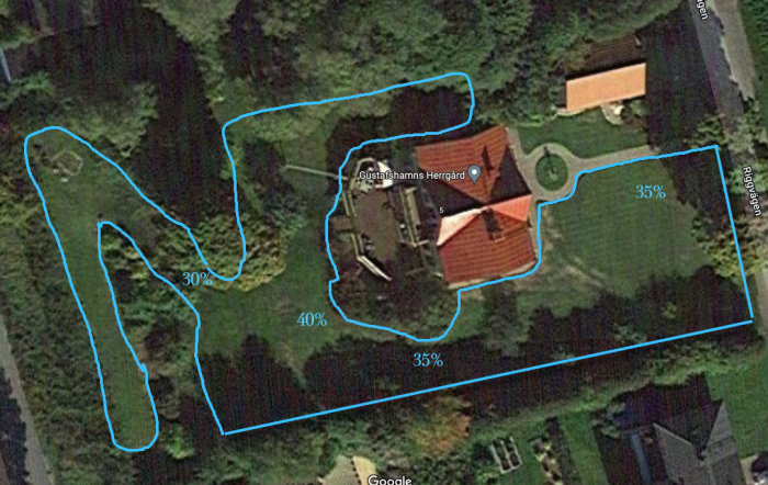 Satellitbild av en tomt med markerade etager, lutningar på 30-40% och trånga passager för gräsklippning.