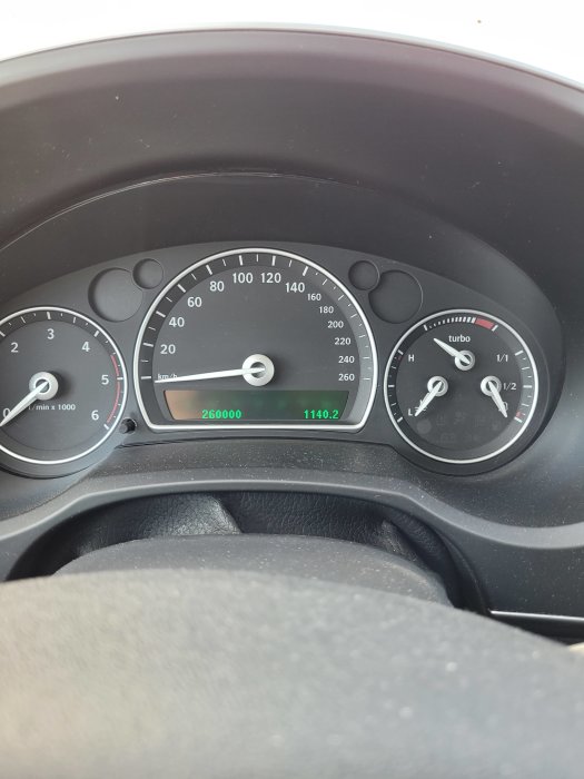 Bilens instrumentbräda visande hastighetsmätare, varvräknare och trippmätare med 260000 km.