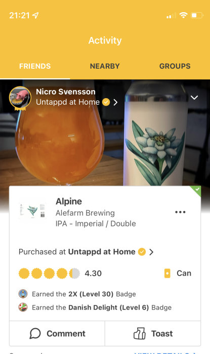 Mobilskärmbild av en ölrecension på Untappd med ett glas IPA och burk med blomdesign.