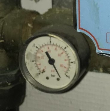 Manometer med tryckavläsning strax under 3 bar.