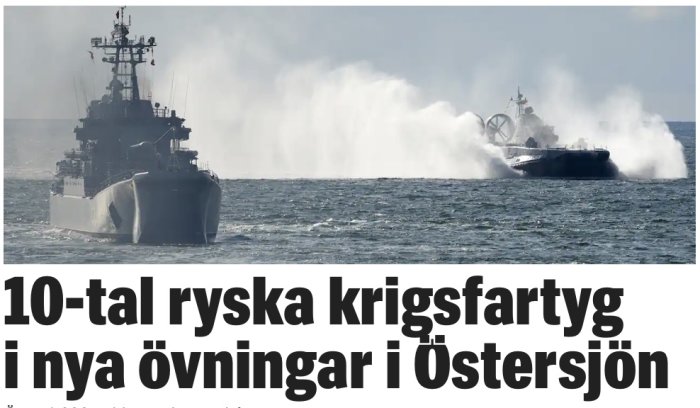 Ryska krigsfartyg under övning i Östersjön, omringade av höga vattensprut.