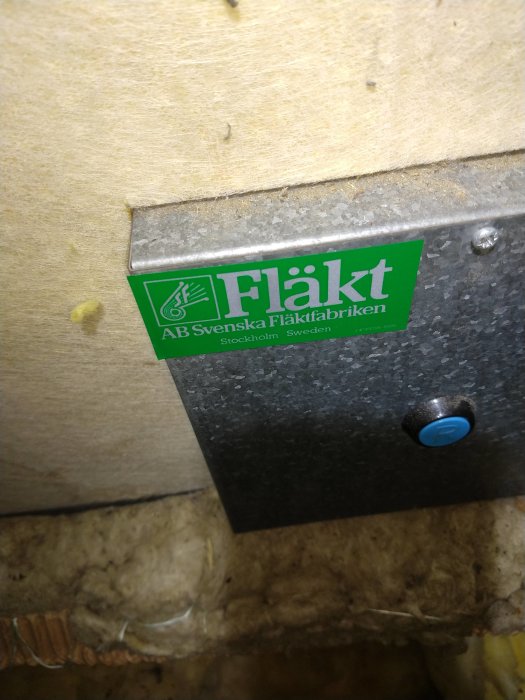 Etikett på en ventilationsanläggning från AB Svenska Fläktfabriken.