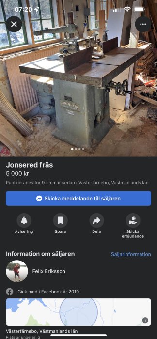 Begagnad Jonsered fräs i ett verkstadsutrymme med sågspån, prissatt till 5 000 kr.