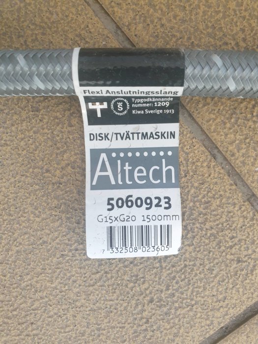 Flexibel anslutningsslang för disk/tvättmaskin med etikett som visar 0-90 grader och 10 bar tryck.
