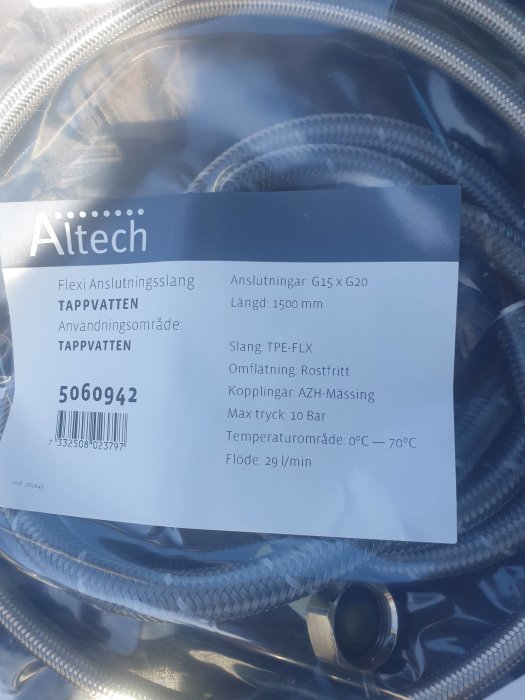 Altech flexibel anslutningsslang för tappvatten med etikett som visar specifikationer.