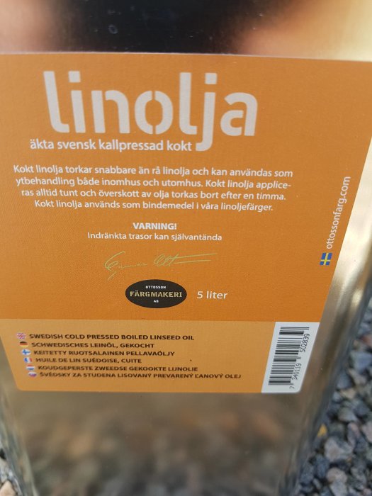 Etikett på en 5-liters behållare med kokt linolja från Ottosson Färgmakeri med text på flera språk.