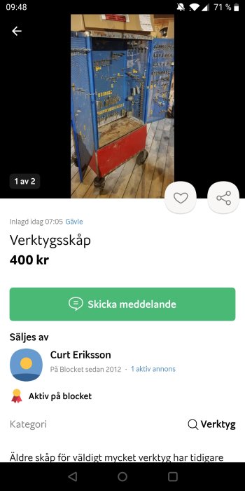 Blått verktygsskåp på hjul med öppna dörrar visande flera hyllor fyllda med ordnade verktyg.