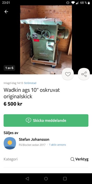 Grön Wadkin AGS bandsåg i originalskick parkerad i ett träklätt rum.