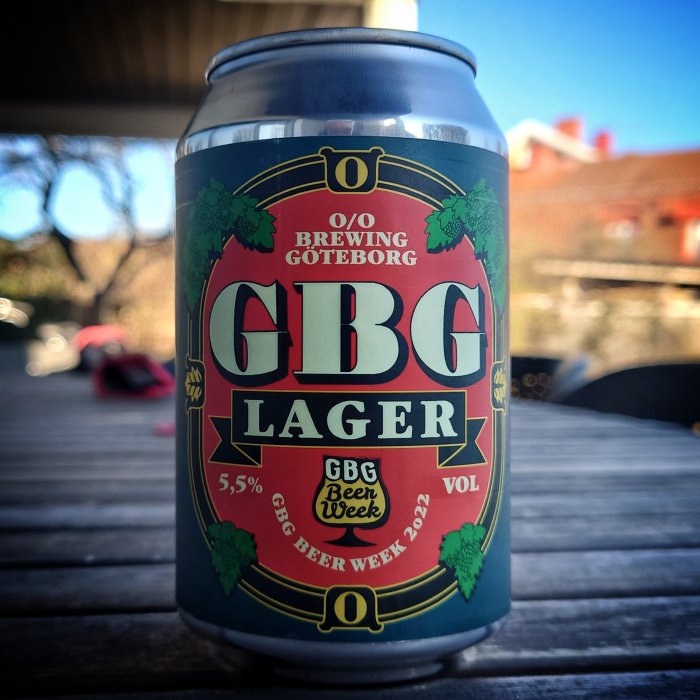 Ölburk med texten "GBG Lager" på ett bord utomhus med oskarp bakgrund.