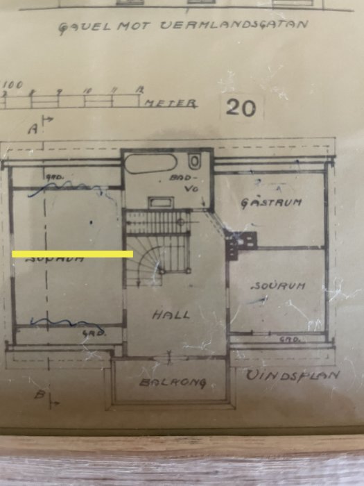 Gammal byggritning med markerat gult streck för balkplacering i en bostad.