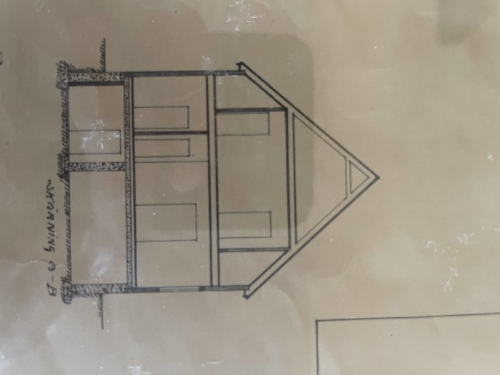 Schematisk ritning av en våningsplan med markerat balkläge och bärande väggar.