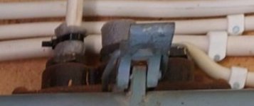 Elektriska kablar och förskruvning med synlig snäv böj, inkorrekta anslutningar och potentiell säkerhetsrisk.