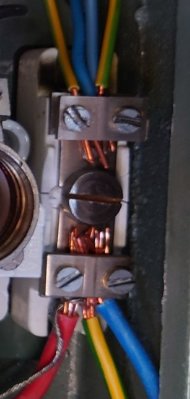 Dåligt anslutna kablar i en elinstallation med synlig skada på en kopplingsplint och felaktig kabelböjning.