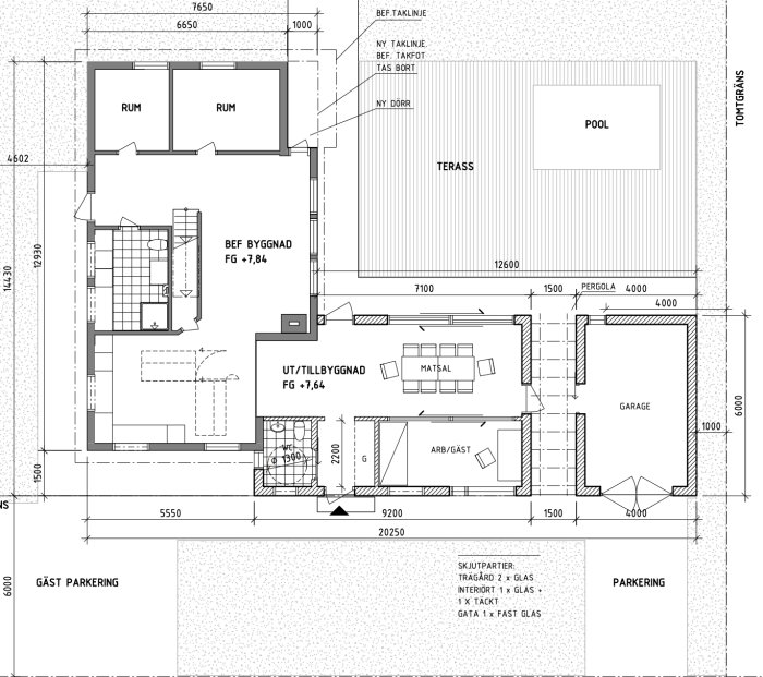 Arkitektonisk skiss av en hustillbyggnad inklusive huvudbyggnad, garage, pool, terrass och angiven parkering.