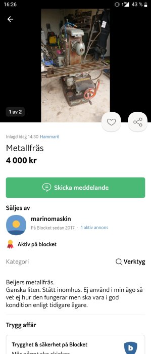 Använd metallfräs i industrimiljö med verktygsutrustning och hyllor i bakgrunden.