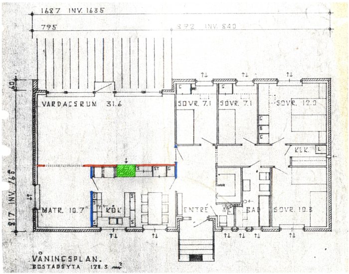 Planritning av en våning med väggar markerade i rött, blått och grönt för ett Eksjöhus från 1968.